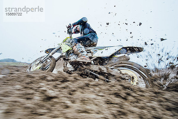 Motocross-Fahrer beim Motocross-Rennen