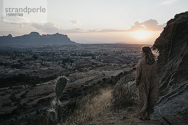 Frau in voller Länge bei Sonnenuntergang im Gheralta-Gebirge stehend  Äthiopien  Central Tigray  Hawzen