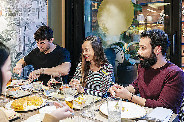 Freunde beim Abendessen in einem schicken Restaurant