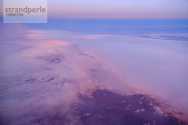 Frankreich  Wolkenlandschaft vom darüber fliegenden Flugzeug aus gesehen