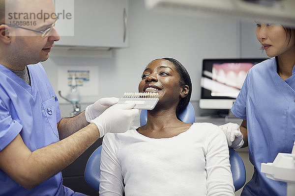 Patient erhält Zahnaufhellungsbehandlung