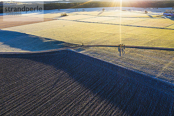 Deutschland  Bayern  Dietramszell  Drohnenansicht der Felder im Winter bei Sonnenaufgang
