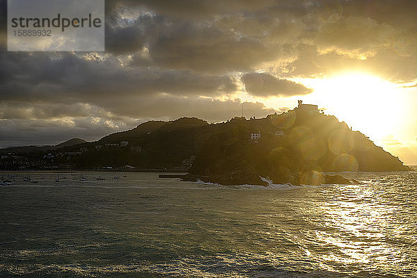 Spanien  Gipuzkoa  San Sebastian  Monte Igueldo und die Bucht von La Concha bei Sonnenuntergang