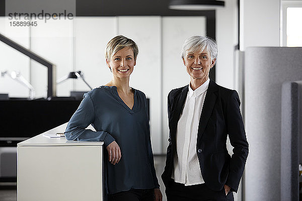 Porträt von zwei selbstbewussten Geschäftsfrauen im Amt