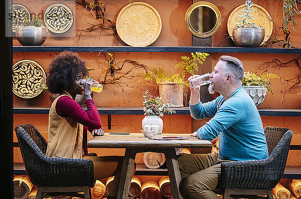 Mann und Frau bei einem Drink in einem Restaurant