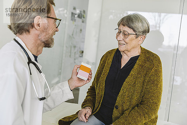 Arzt  der älteren Patienten Medikamente empfiehlt