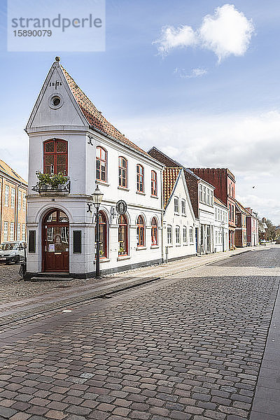 Dänemark  Ribe  Stadthäuser entlang der Kopfsteinpflasterstraße