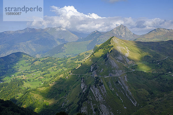 Frankreich  Hautes-Pyrénées  Malerische Berglandschaft zwischen den Pässen Col du Soulor und Col dAubisque