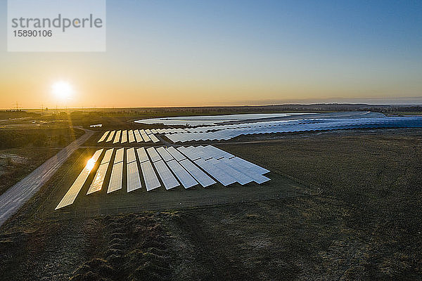 Deutschland  Mecklenburg-Vorpommern  Luttow-Valluhn  Luftaufnahme des Solarkraftwerks bei Sonnenuntergang