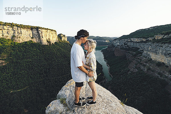 Junges verliebtes Paar auf Aussichtspunkt stehend  Stausee von Sau  Katalonien  Spanien