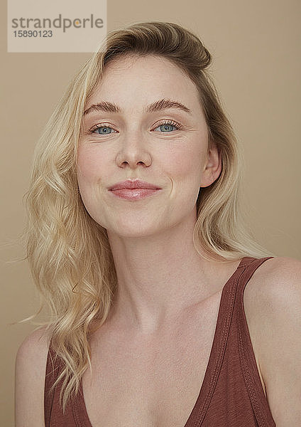 Porträt einer lächelnden blonden jungen Frau