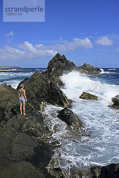 Frau steht am Naturschwimmbecken  Arikok-Nationalpark  Aruba  Antillen