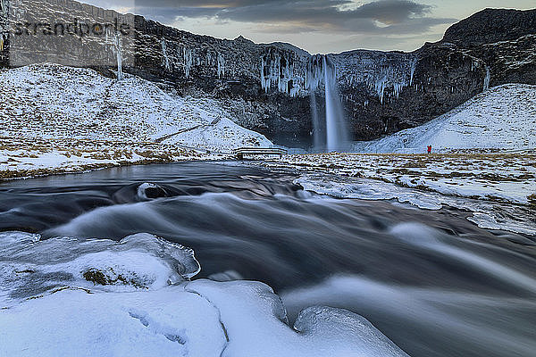 Island  Lange Exposition des Seljalandsfosses im Winter