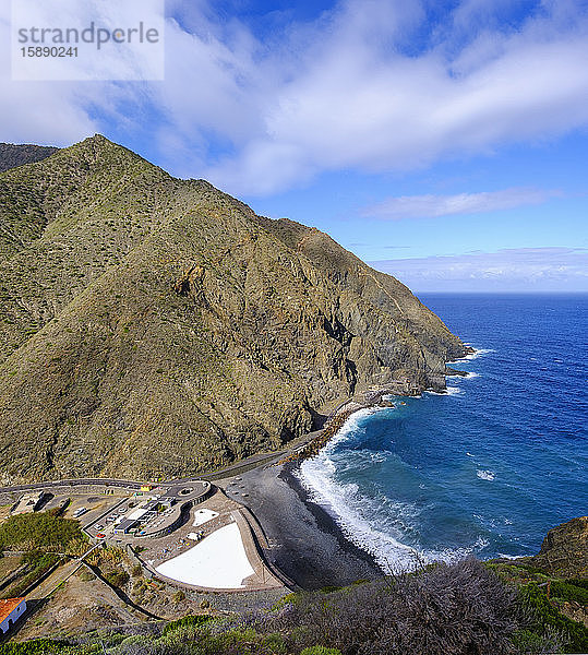 Spanien  Provinz Santa Cruz de Tenerife  Vallehermoso  Hochwinkelansicht der Playa del Vallehermoso und des Küstengebirges