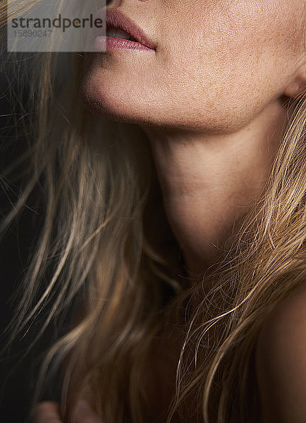 Detail von Lippen und Hals einer schönen Frau