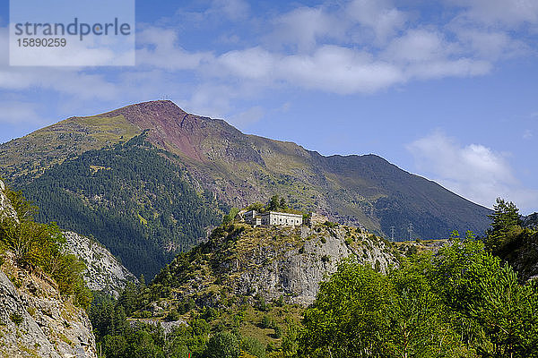 Spanien  Provinz Huesca  Canfranc  Blick auf Fuerte de Coll de Ladrones und die umliegenden Berge