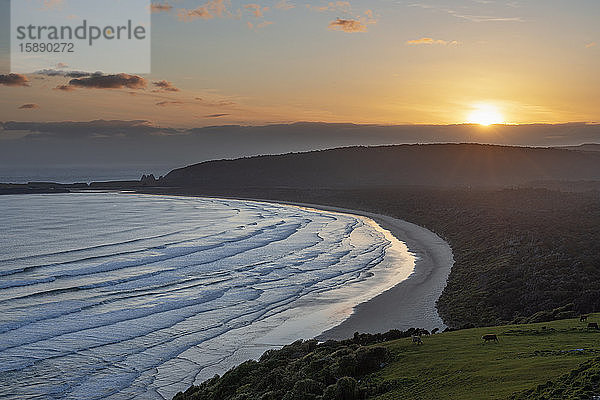 Neuseeland  Otago  Tautuku Beach vom Florence Hill Lookout bei Sonnenuntergang gesehen