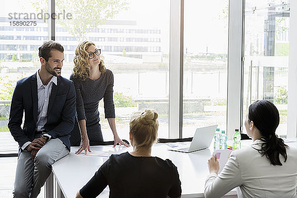 Geschäftsleute bei einer Besprechung in einem hellen Büro