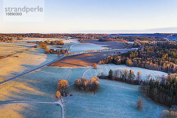 Deutschland  Bayern  Icking  Drohnenansicht der Winterlandschaft im Morgengrauen