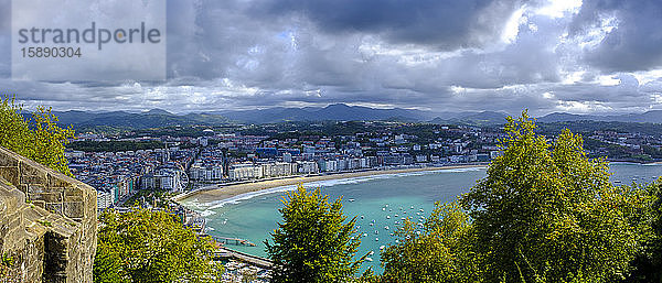 Spanien  Gipuzkoa  San Sebastian  Panorama der Bucht von La Concha vom Hügel Urgull aus gesehen