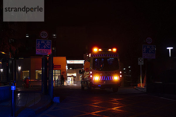 Ambulanz bei Notfalleinsatz im Krankenhaus  Madrid  Spanien