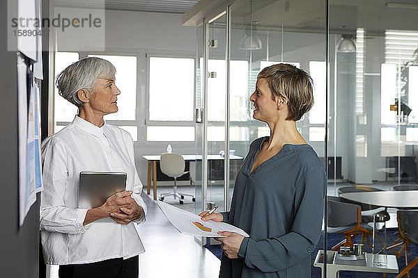 Zwei Geschäftsfrauen im Gespräch im Amt