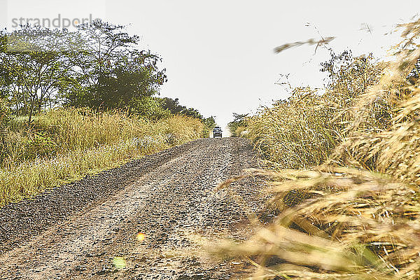 Äthiopien  Autofahren auf afrikanischer Schotterstraße