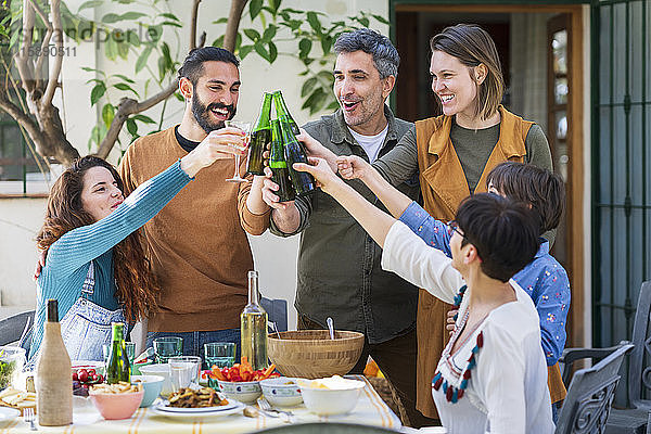 Glückliche Freunde  die auf dem Land zu Mittag essen und Wein und Bier trinken