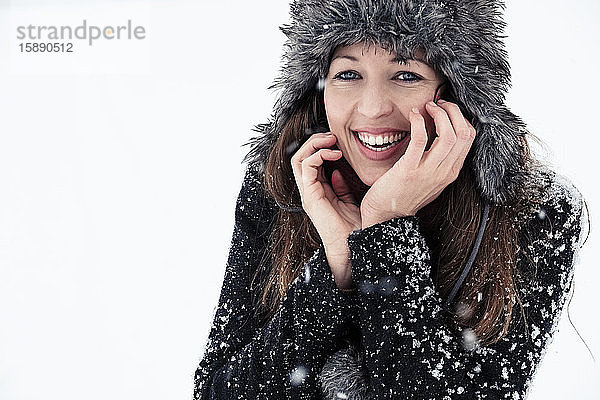 Porträt einer lachenden jungen Frau im Winter