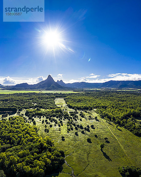 Mauritius  Black River  Flic-en-Flac  Luftaufnahme der Sommersonne  die über die grüne Küstenlandschaft und das entfernte Gebirge Trois Mamelles scheint