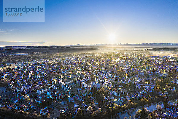 Deutschland  Bayern  Wolfratshausen  Drohnenansicht der Stadt im Alpenvorland bei winterlichem Sonnenaufgang