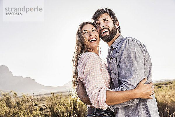 Porträt eines glücklichen Paares in karger Landschaft