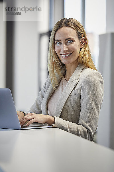 Geschäftsfrau benutzt Laptop im Büro