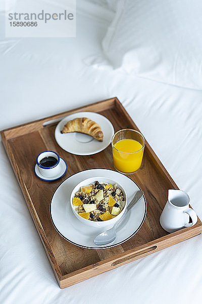 Frühstückstablett auf dem Bett