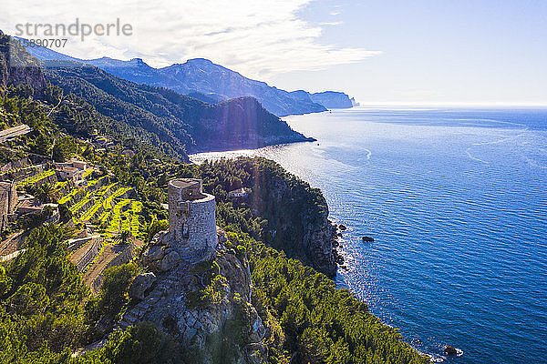 Spanien  Balearen  Banyalbufar  Luftaufnahme des blauen Mittelmeers und des Wachturms Torre des Verger