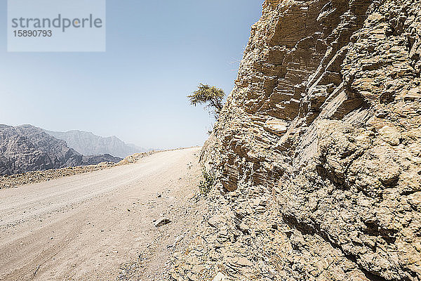 Oman  Ad Dakhiliyah  Leerer Feldweg in der Schlucht des Wadi Bani Awf