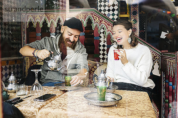 Porträt eines Paares  das sich in einem Teeladen vergnügt