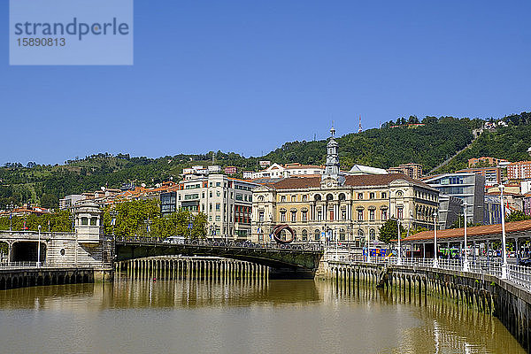 Spanien  Biskaya  Bilbao  Klarer blauer Himmel über der Bogenbrücke über den Nervion-Flusskanal