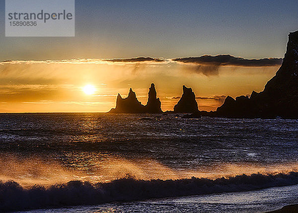 Island  Silhouetten von Reynisdrangar-Seestapeln bei stimmungsvollem Sonnenuntergang