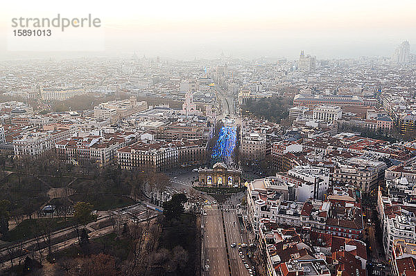 Spanien  Madrid  Hubschrauber-Ansicht des Triumphbogens der Puerta de Alcala