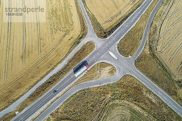 Deutschland  Bayern  Drone-Ansicht der Straßenkreuzung zwischen ländlichen Feldern im Sommer