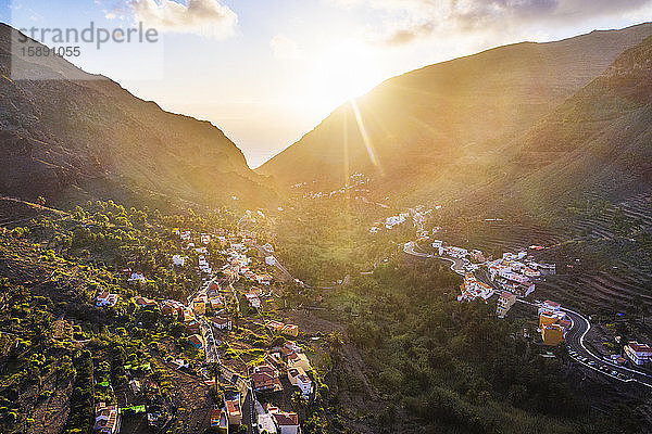 Spanien  Santa Cruz de Tenerife  Valle Gran Rey  Luftaufnahme des Dorfes im Bergtal bei Sonnenuntergang