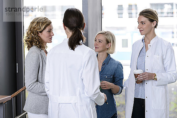 Geschäftsfrau und Ärztinnen im Gespräch im Krankenhaus