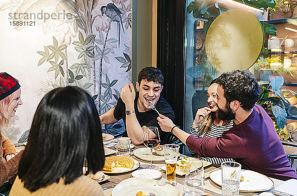 Freunde beim Abendessen in einem schicken Restaurant