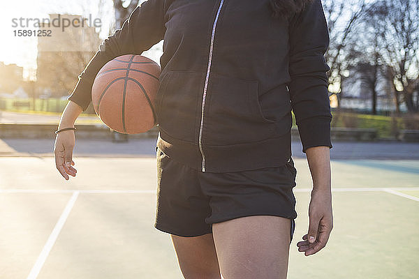 Mittlere Sektion einer Basketballspielerin auf dem Platz