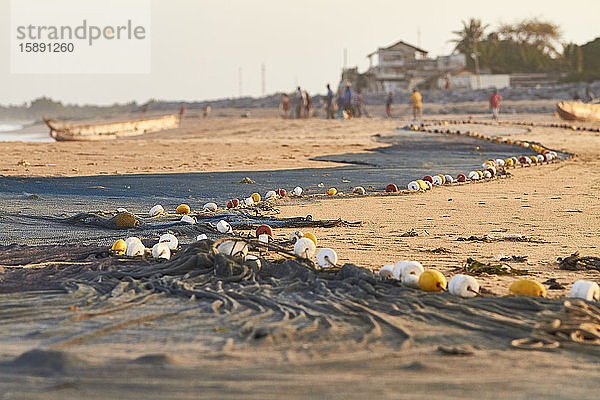 Ghana  Keta  Leeres Fischernetz  das in der Abenddämmerung am sandigen Küstenstrand liegt