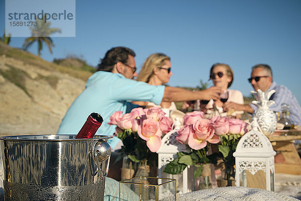 Freunde genießen ein Picknick am Strand an einem sonnigen Tag  Riviera Nayarit  Mexiko