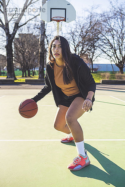 Porträt einer Basketballspielerin in Aktion auf dem Platz