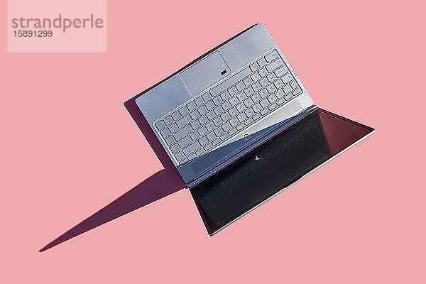 Laptop auf rosa Hintergrund