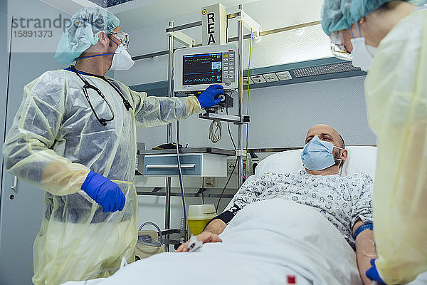 Ärzte  die Patienten auf der Notfallstation eines Krankenhauses betreuen